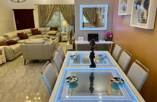 Tamale House | The African Palace- Free Airport Pick up - High Speed Starlink WiFi - Car Rental