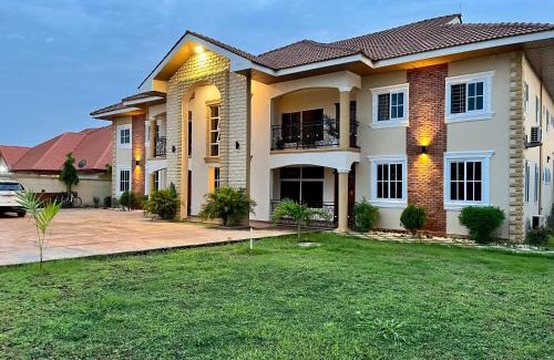 Tamale House | The African Palace- Free Airport Pick up - High Speed Starlink WiFi - Car Rental