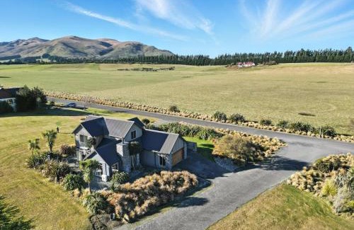 Castle Hill House | The Alpine Edge - Windwhistle Holiday Home