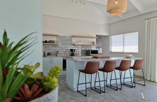 Gordons Bay Central Apartment | The Anchor, Luxury living for 2 with sea view and Jacuzzi