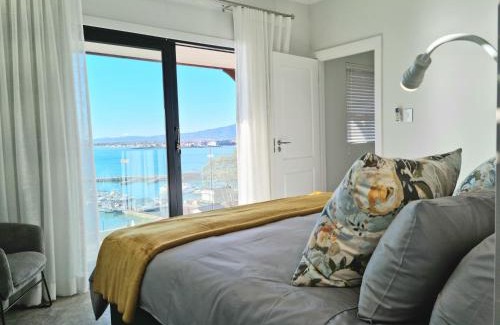 Gordons Bay Central Apartment | The Anchor, Luxury living for 2 with sea view and Jacuzzi