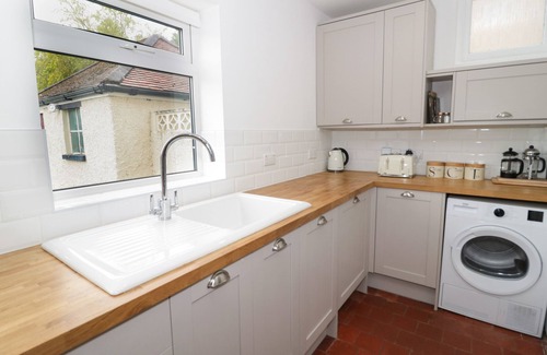 Rhos on Sea Cottage | THE ANCHORAGE, pet friendly, character holiday cottage in Rhos-On-Sea