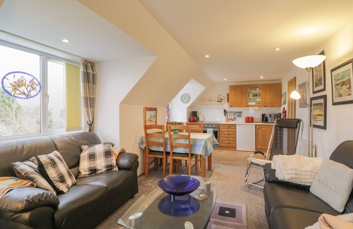Balloch Cottage | THE APARTMENT, family friendly, with a garden in Croy