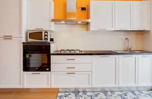 Arqua Petrarca Apartment | The apartment is located on the ground floor of a residence, with private garden (35 sqm). There are no steps to access the apartment.Of 50 square meters it comfortably accommodates 4 people, with a double bedroom and a sofa bed in the living room.Car ga