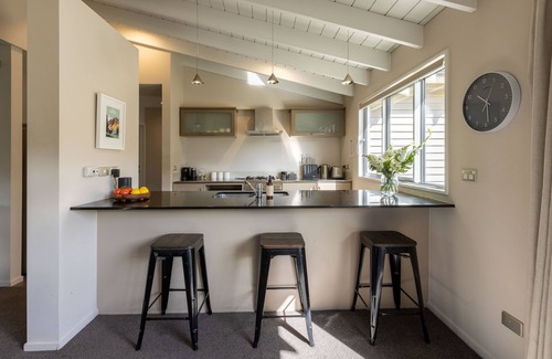 Arrowtown House | The Arrowtown House, Queenstown, near mountains, lakes, scenic trails & wineries
