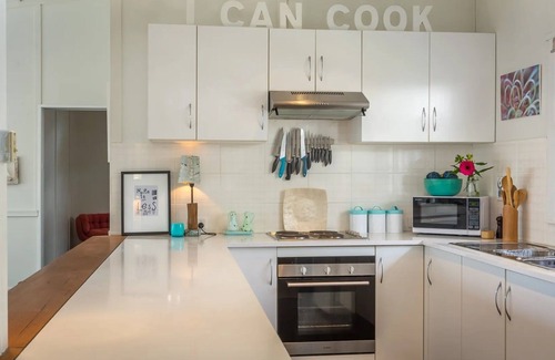 Vincentia House | The Art Cottage- Beachfront - Pet Friendly