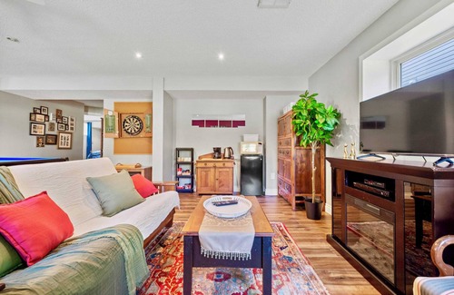 Okotoks Apartment | The Artisan Golf Course PrivateEntry SmartTV