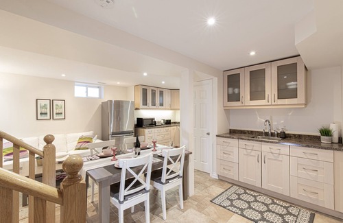 Richmond Hill House | The Artist House in Downtown Richmond Hill [2bdrm|1 bath]