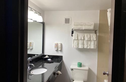 Quincy Hotel | The Atrium Hotel on Third