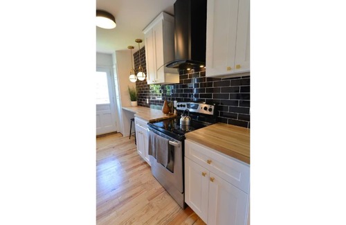 Grandview Heights Apartment | The Avenue Hot Tub Patio King Bed Pet Friendly Fast WiFi Gem of Grandview