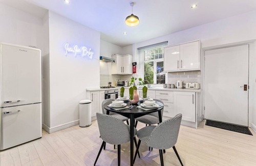 Ashford-in-the-Water House | The Bakewell Haven - Hot tub - Pets - Sleeps 9