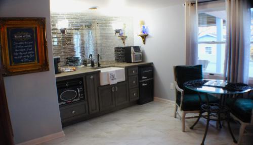 Abingdon Apartment | The Barter Green Room