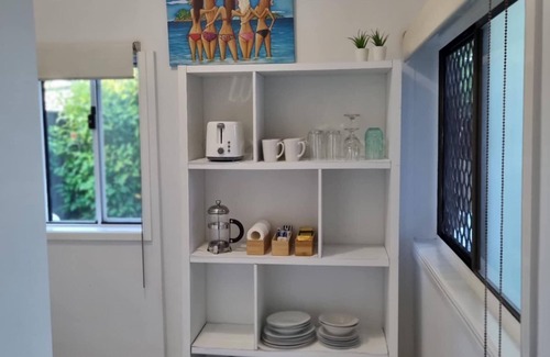 Woodridge Apartment | The Batch. Granny flat, close to Diggers RSL & Sunday Markets, GoldCoast line.