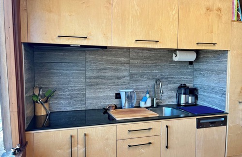 Almonte Cottage | The Bathhouse: Boho Modern + Hot Tub + Water View