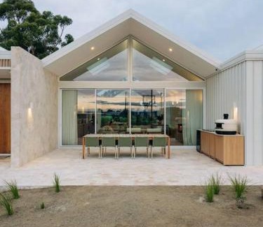 Opossum Bay House | The Bay House - Luxury house in Opossum Bay with fire pit and pizza oven