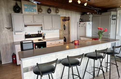 McKees Beach House | "The Beach House". Waterfront home/Puget Sound. Seattle commutable.