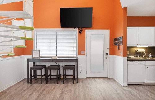 Holiday Beach Condo | The Beach & The Bum! 2-Min Walk to Sandy Beach!