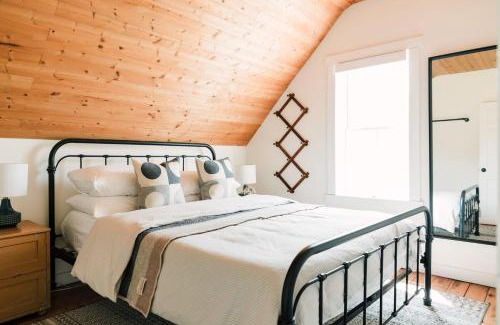 West Lake House | The Beachside Burrow - Next to Sandbanks w Hot Tub