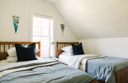 West Lake House | The Beachside Burrow - Next to Sandbanks w Hot Tub