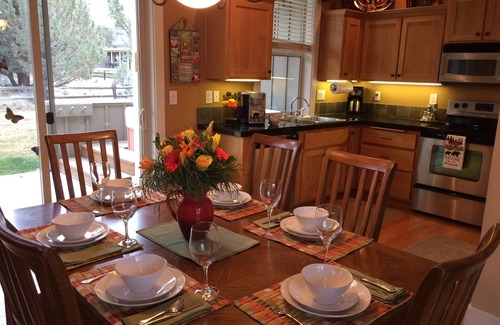 Redmond House | The Bear's Den 5 Stars Reviews Hot Tub, Wifi and Amenities for kids!