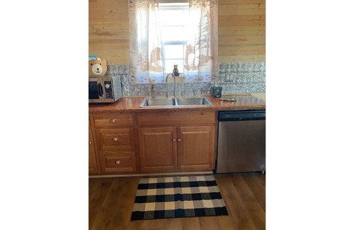 Seneca Cabin | The Bear’s Den. 1 bedroom 1 bathroom. Sleeps 4