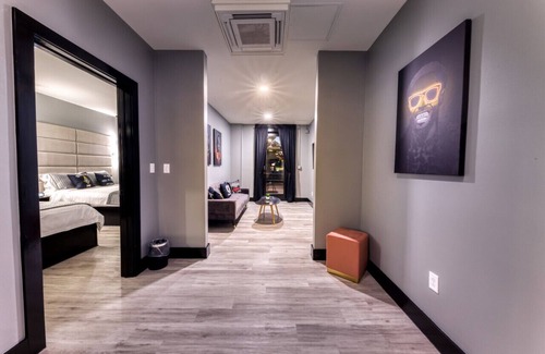 Biloxi Hotel | The Bella #101-Young Money Manor Suite