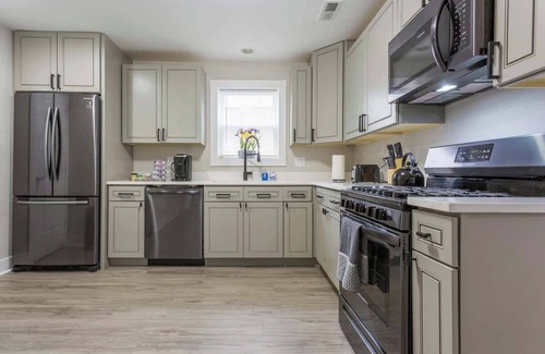 Joliet Apartment | *The Belltower Haven*Large*Family Friendly*Wi-Fi