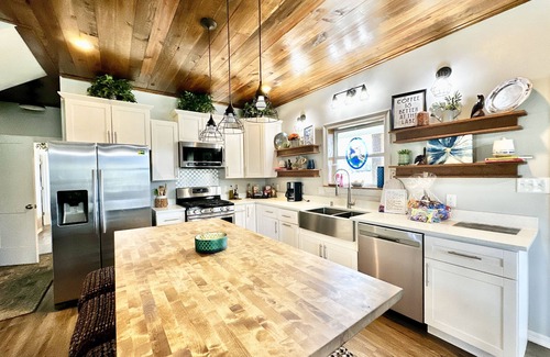 Negreet House | The Bend Waterfront Retreat, Private Boat Launch, Two Docks, Panoramic Views!