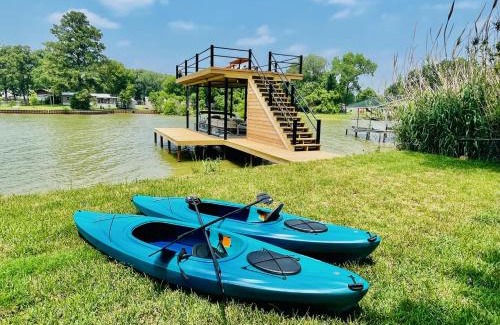 Gun Barrel City House | The Benjamin I - 2022 Built Luxury Retreat with Backyard Paradise with Hot Tub Outdoor Movie Screen Dock & Boat Rental