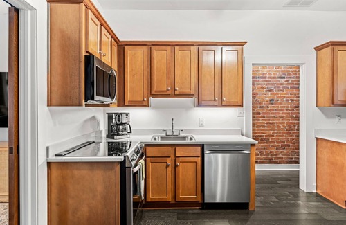 New Albany Apartment | The Betty - Entire rental unit in New Albany, Indiana Sleeps 8