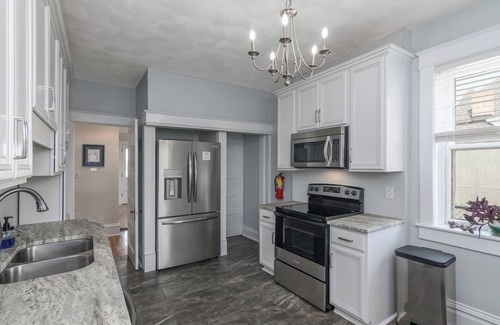 Jefferson City House | The Big House, Historic 4-Bedroom Home With Custom Art And Dedicated Workspace