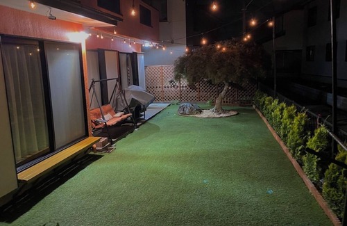 Midori House | The BIG Orange House with yard ! Direct bus from Haneda.