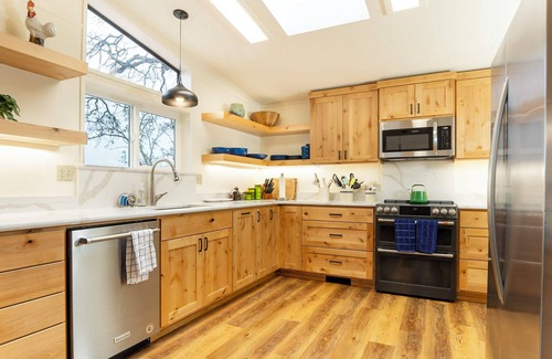 Talent House | The Bird House.Completely updated 4-bedroom country home in Talent. Pet-friendly