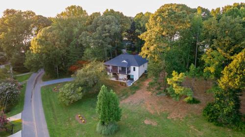 Mount Mourne House | The Birdhouse - Lake View with Dock