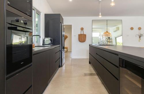 Elizabeth Beach House | The Black Beach House