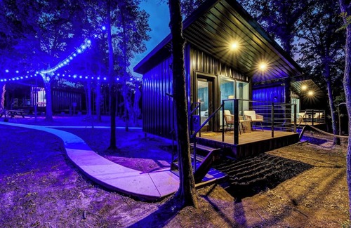 Alvord Cabin | The Black Crow | Couples’ Escape + Pickleball