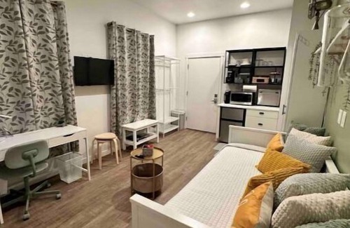 Overlook Apartment | The Black House Studio #8 - North Portland