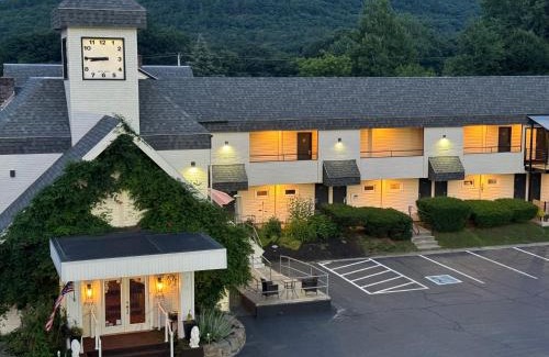 Brattleboro Hotel | The Black Mountain Inn