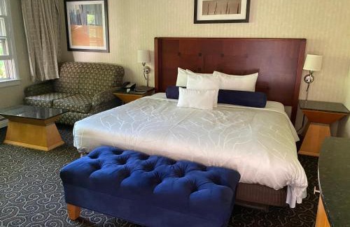 Brattleboro Hotel | The Black Mountain Inn