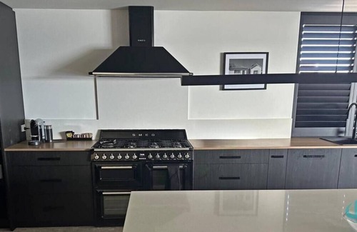 Swansea House | The Black Swan Lakehouse - waterfront, pool