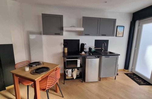 Calais Apartment | The black tendance, maxi studio hyper center, 1km from train station, tourism/business