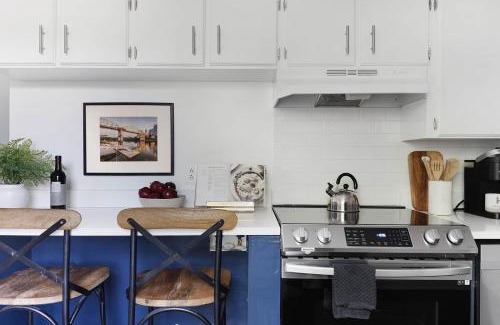 Edgehill Apartment | The Blue Bungalow - 4 beds And 7 Mins To Broadway!