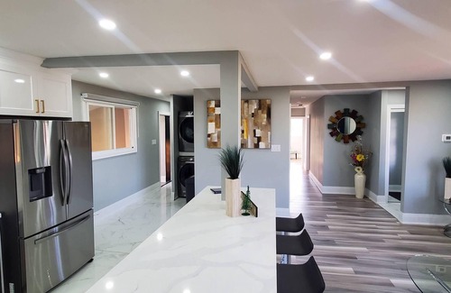 Niagara Falls House | The Blue Bungalow Retreat - Get together with Friends & Family!