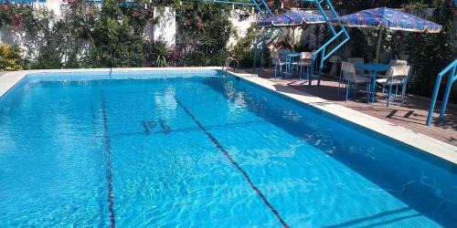 Al-'Amriyah Villa | The blue Getaway family villa with XXL pool and AC