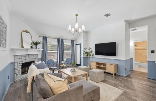Corinth House | The Blue Holly - Bright & Spacious with a Pool