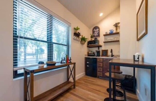 Elm Mott RV Rental | The Blue Jay Treehouse 15MIN to Magnolia & Baylor