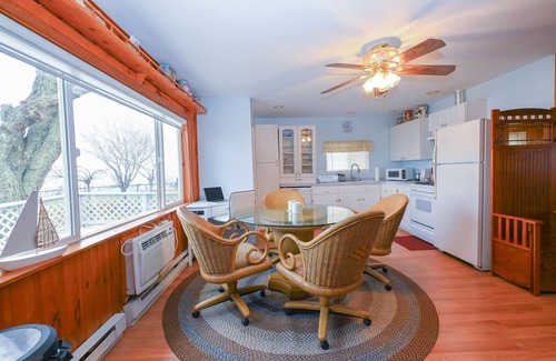 Town of Somerset Cottage | The Blue Lagoon is a cozy cottage with lake view near Niagara falls & Olcott