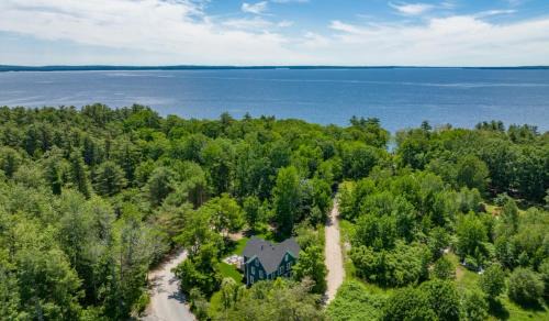 Sebago House | The Blueberry House - Spacious, Family & Pet-Friendly Retreat near Sebago Lake