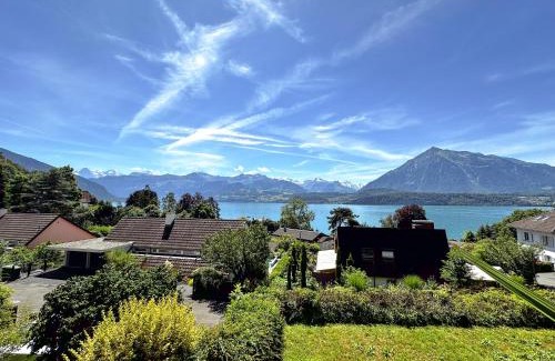 Goldiwil Apartment | The Bluemlisalp, a private holiday flat with the lake of Thun view