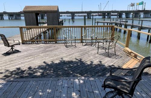 Willoughby Spit House | The Boat House - Water Front, WiFi, Pet Friendly home